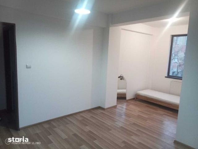 PROPRIETAR, inchiriez spatiu Central pentru activitati comerciale