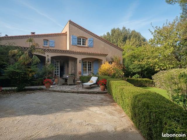 Propriété 10 pièces 182 m²
