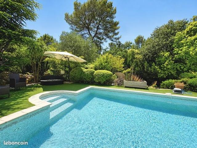 Propriété 10 pièces 240 m²