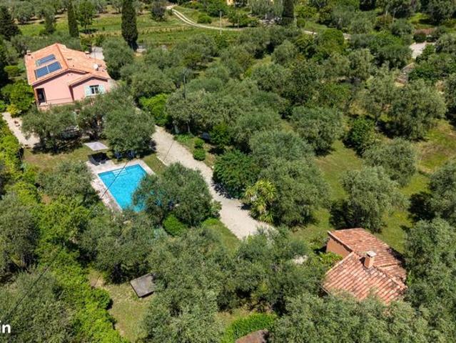 Propriété 10 pièces 238 m²
