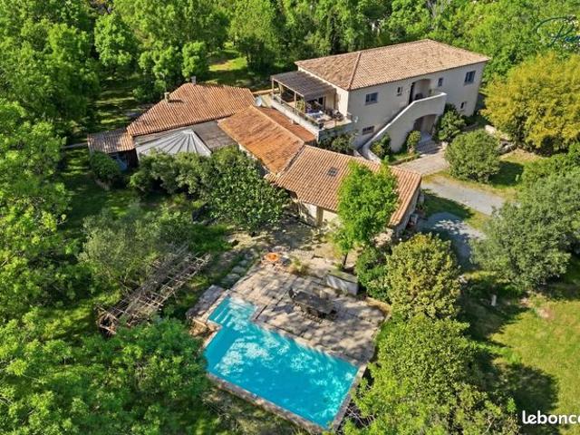 Propriété 10 pièces 300 m²