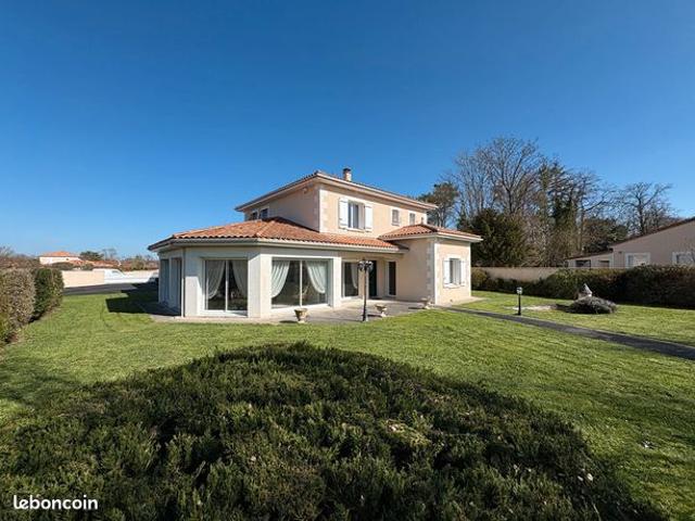 Propriété 10 pièces 318 m²