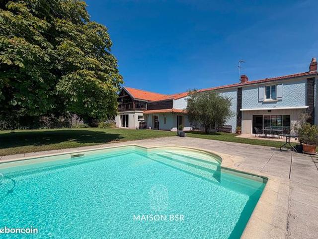 Propriété 10 pièces 323 m²