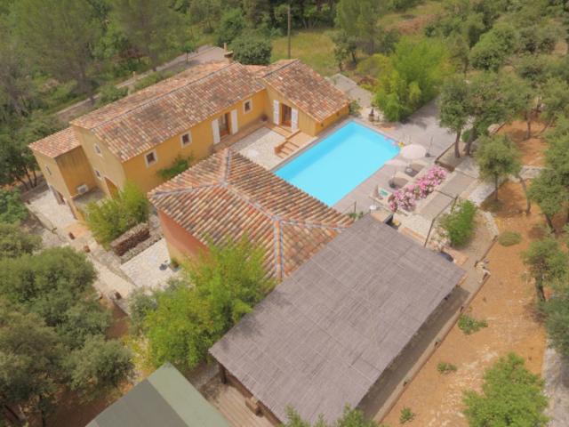 Propriété 10 pièces 8 chambres avec piscine à Lorgues.