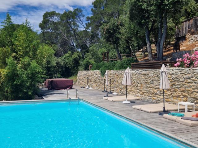 Propriété 10 pièces 8 chambres avec piscine à Lorgues.