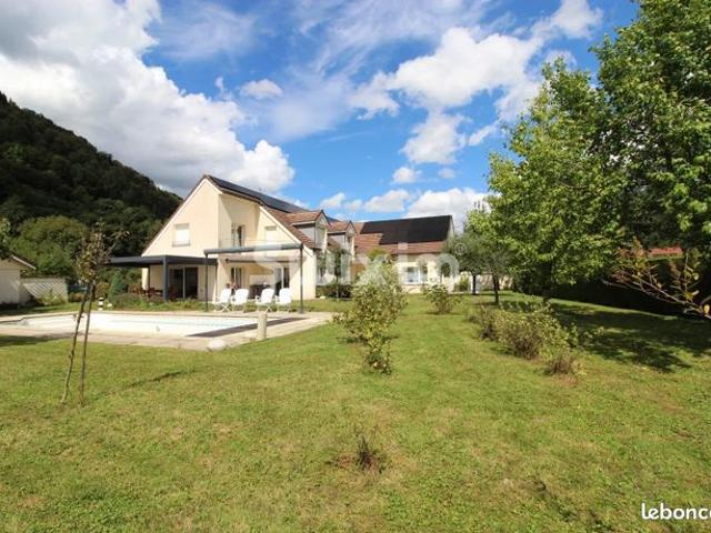 Propriété 11 pièces 324 m²