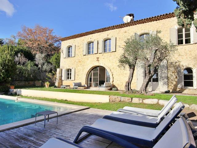 Propriété 12 pièces