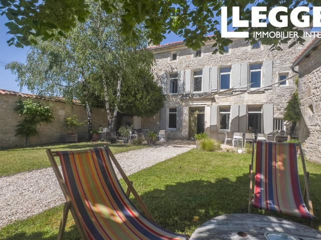 Propriété 19ème siècle sur grand terrain clos et arboré, nombreuses dépendances, tous commerces à pied