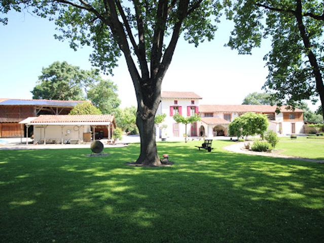 Propriété avec piscine et jardin