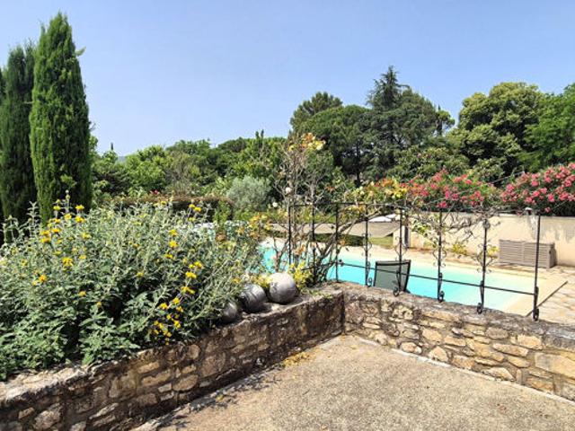 Propriété 220 m2 sur 2274m2 de terrain prés de Goudargues