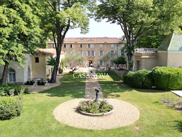 Propriété avec piscine et jardin