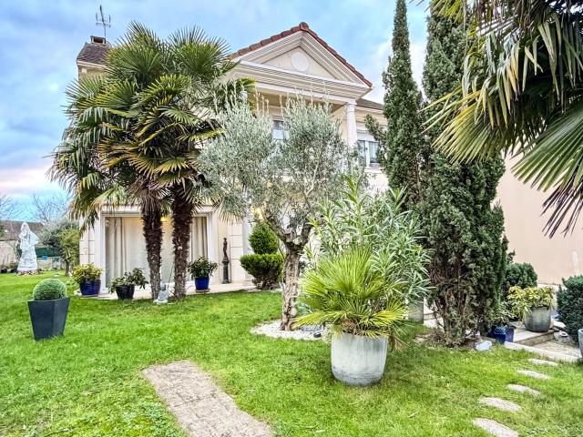 PROPRIETE 280 m2 4 chambres Sous sol total Dépendance MORANGIS