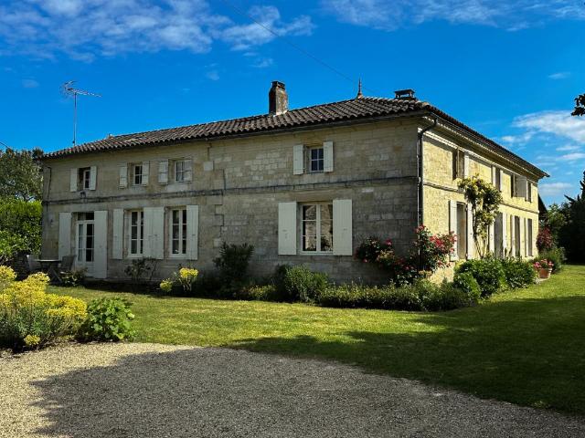 Propriété 280m2 + maison d'invités, piscine, court de Tennis