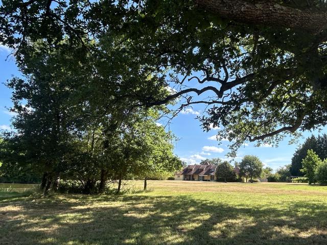 Propriété 2,2 ha avec étang, ancien corps de ferme, parc aboré, prairie