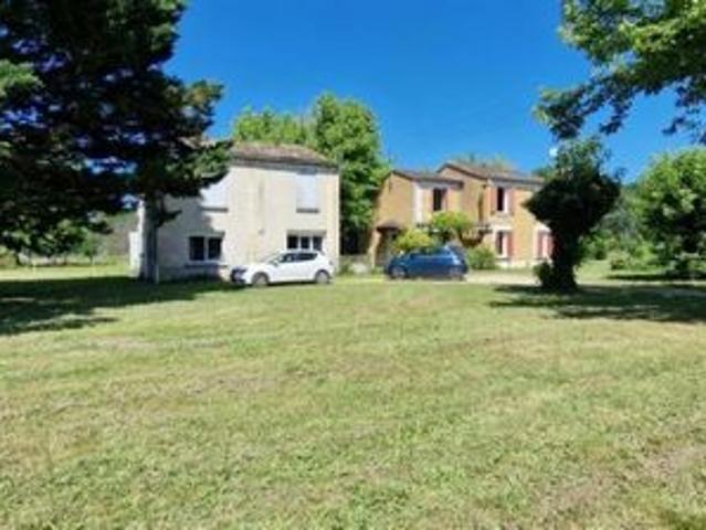 Propriété 2 maisons avec terrain plus 1 ha en partie constructible dans BERGERAC