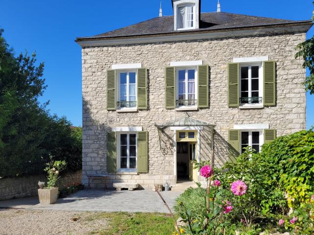 PROPRIÉTÉ 2 MAISONS GRAND JARDIN GARE A PIED 206m2 + 191m2