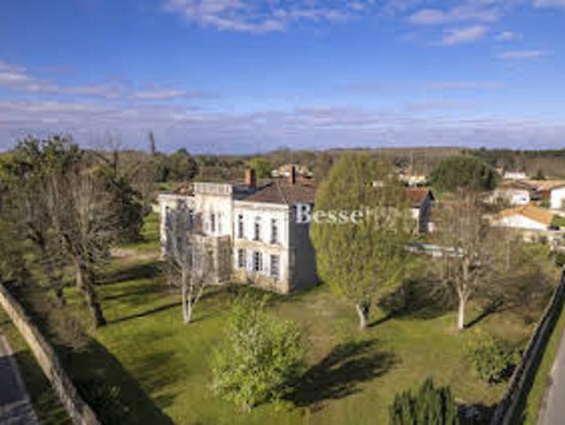 Propriété avec piscine et jardin