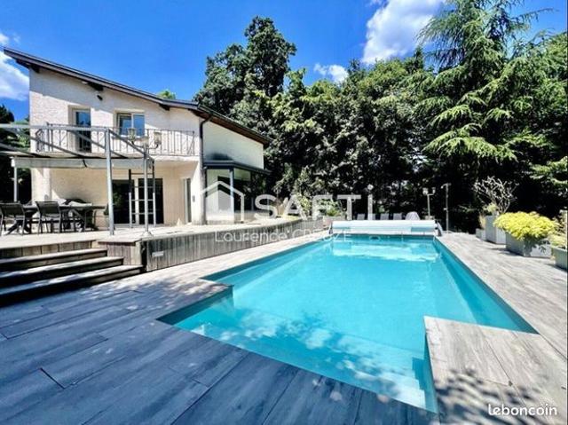 Propriété 7 pièces 161 m²