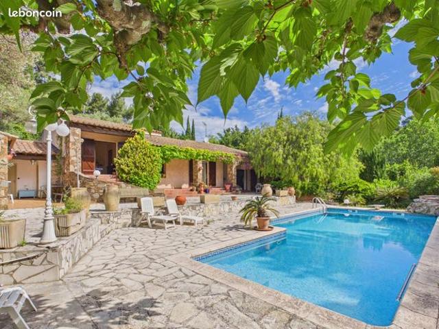Propriété 7 pièces 179 m²