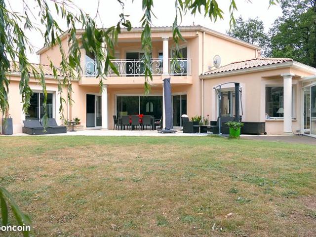 Propriété 7 pièces 195 m²