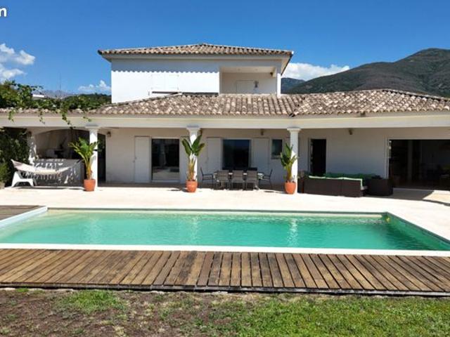 Propriété 7 pièces 192 m²