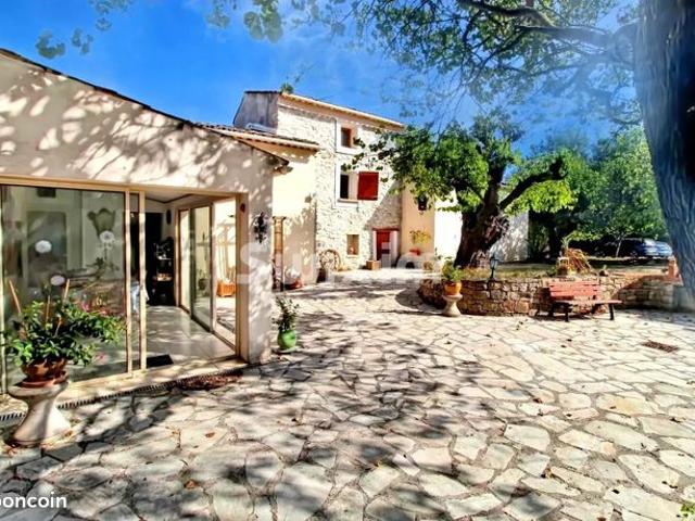 Propriété 7 pièces 192 m²