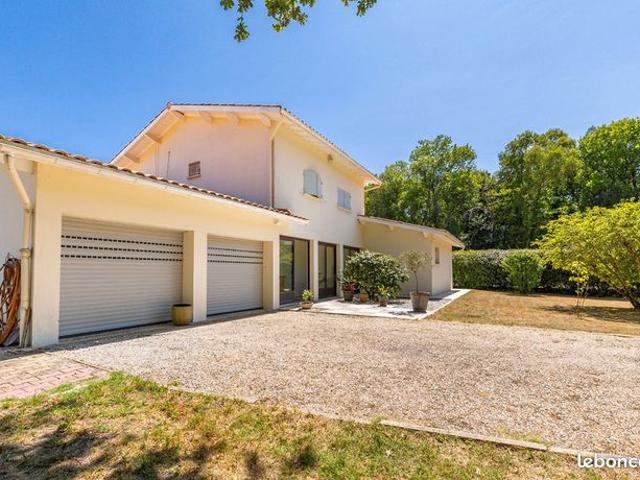 Propriété 7 pièces 207 m²