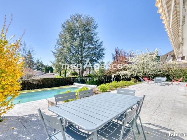 Propriété 7 pièces 200 m²