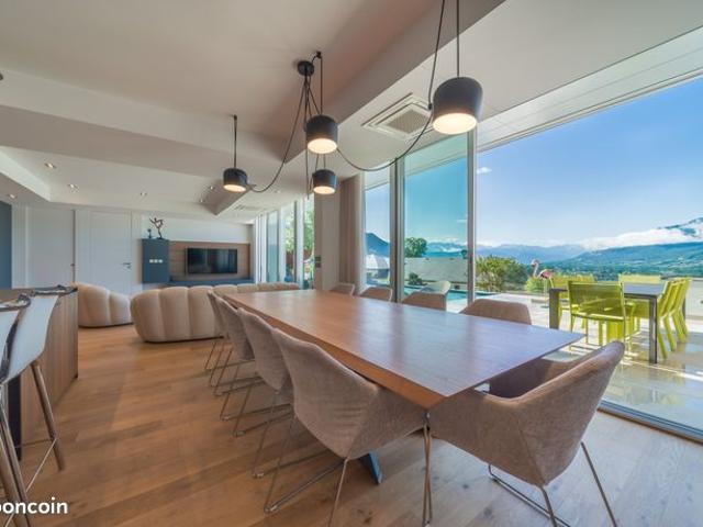 Propriété 7 pièces 200 m²