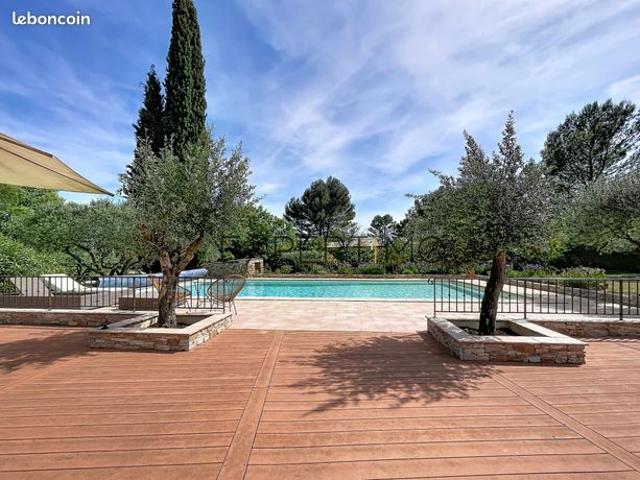 Propriété 7 pièces 200 m²
