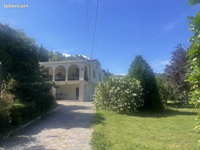 Propriété 7 pièces 200 m²