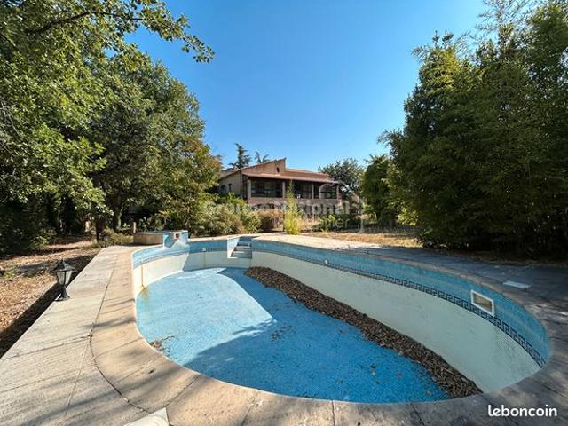 Propriété 7 pièces 214 m²