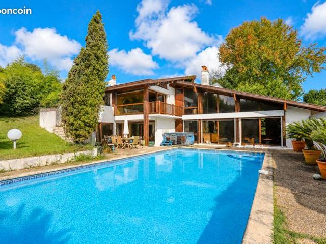 Propriété 7 pièces 215 m²