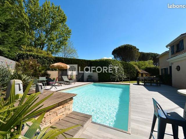 Propriété 7 pièces 217 m²