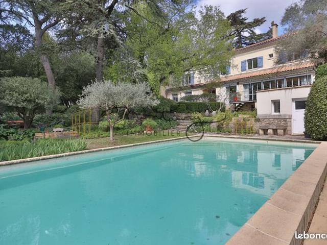 Propriété 7 pièces 210 m²