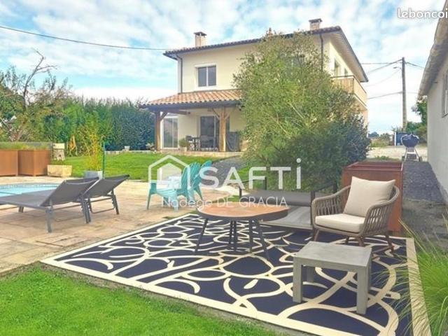 Propriété 7 pièces 211 m²