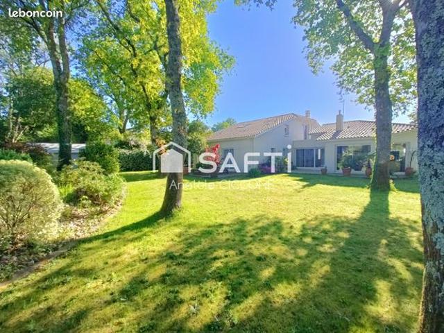 Propriété 7 pièces 213 m²