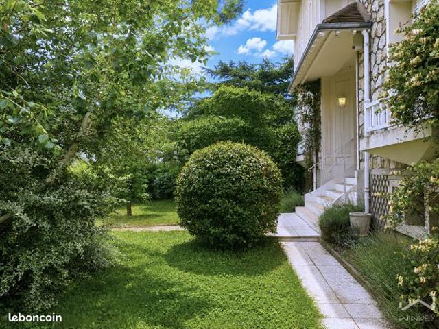 Propriété 7 pièces 213 m²