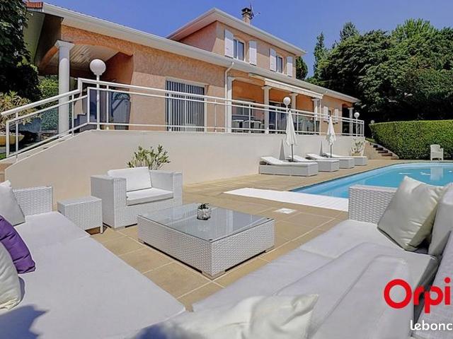 Propriété 7 pièces 220 m²