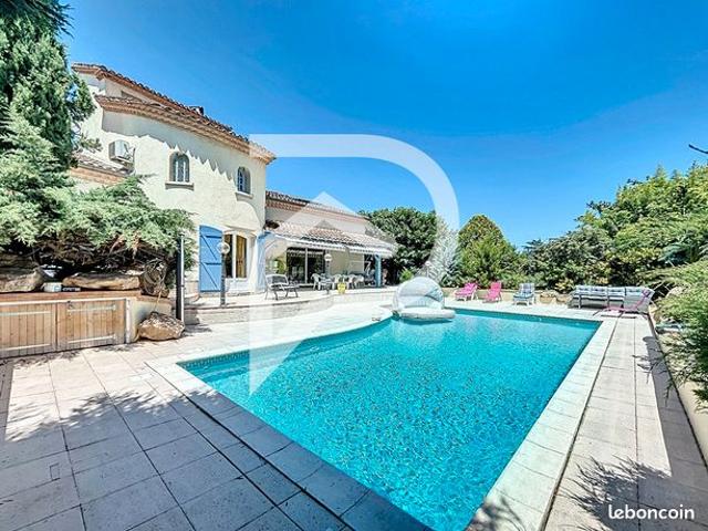 Propriété 7 pièces 220 m²