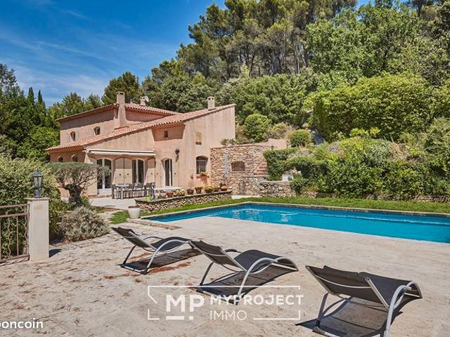 Propriété 7 pièces 222 m²