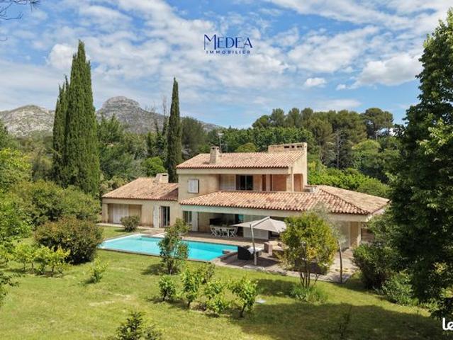 Propriété 7 pièces 234 m²