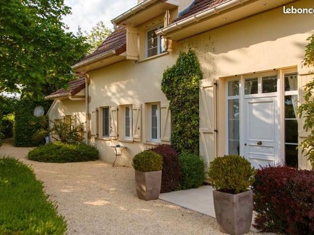 Propriété 7 pièces 236 m²