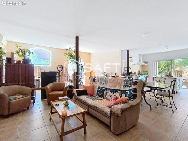 Propriété 7 pièces 238 m²