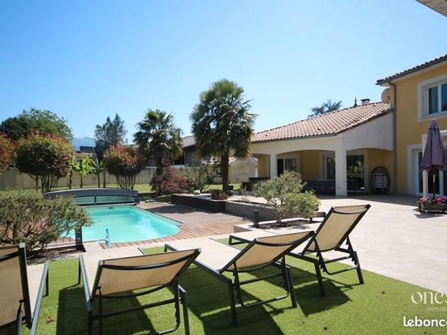 Propriété 7 pièces 230 m²