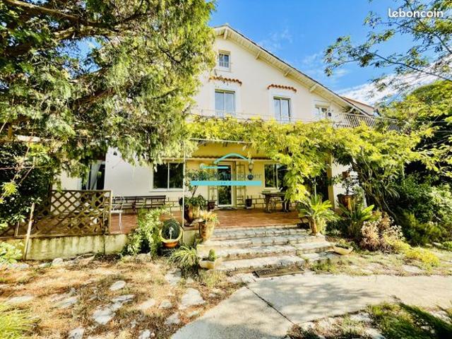 Propriété 7 pièces 231 m²