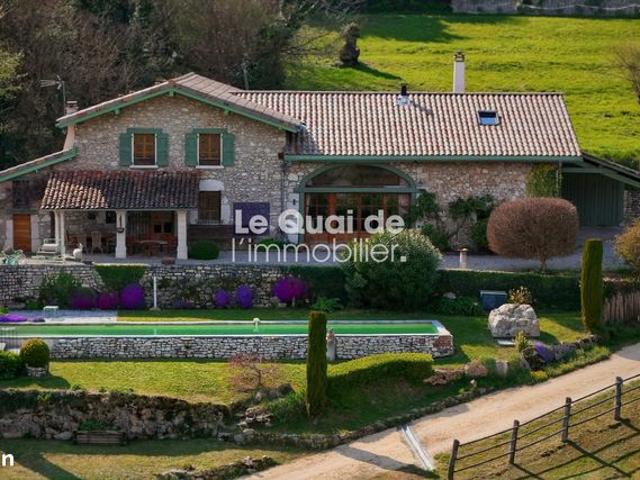 Propriété 7 pièces 232 m²