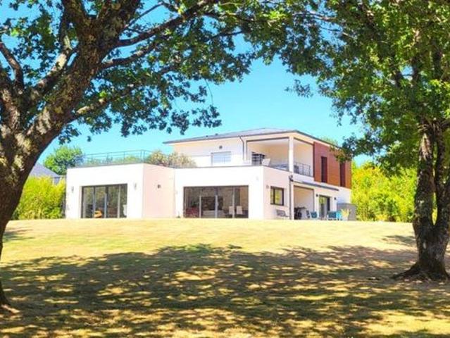 Propriété 7 pièces 232 m²
