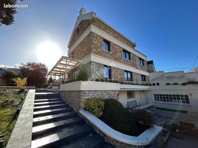 Propriété 7 pièces 232 m²