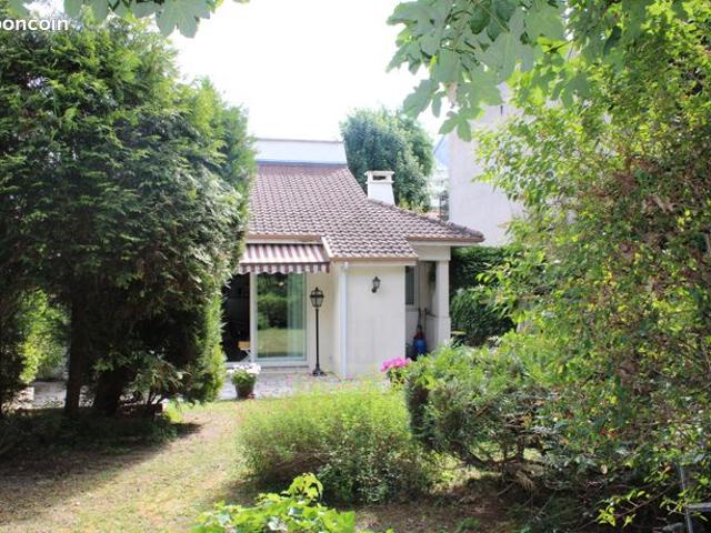 Propriété 7 pièces 232 m²